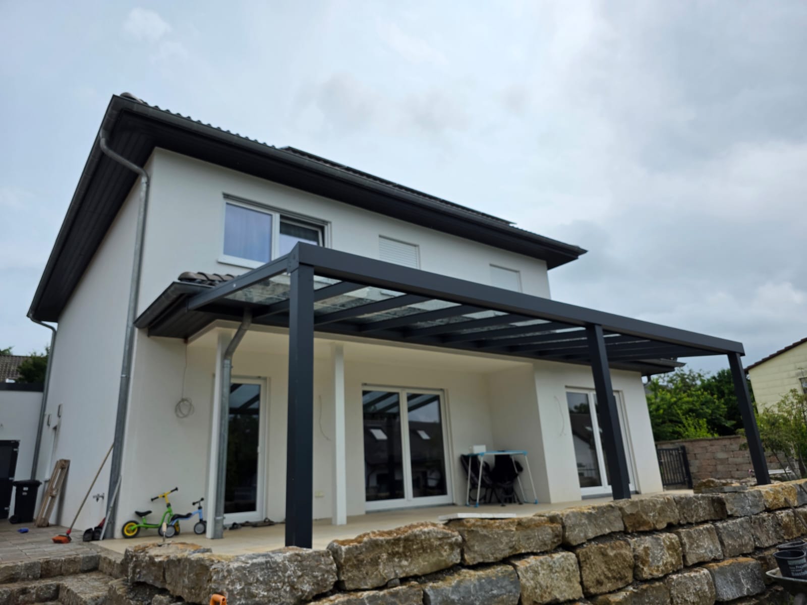Terrassendach mit Glas — Anbau weiß – Terrassenüberdachung in Cloppenburg (2024) | Referenz Nickel-Terrassen