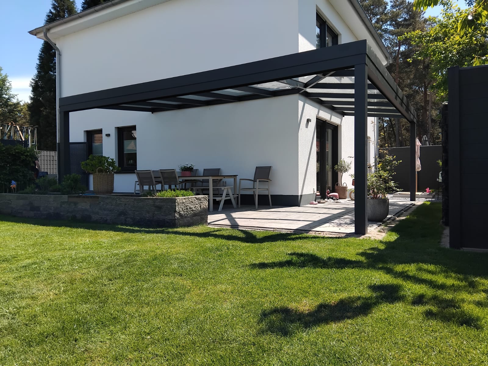 Anbau-Überdachung mit Esstisch – Terrassenüberdachung in Oldenburg (2025) | Referenz Nickel-Terrassen