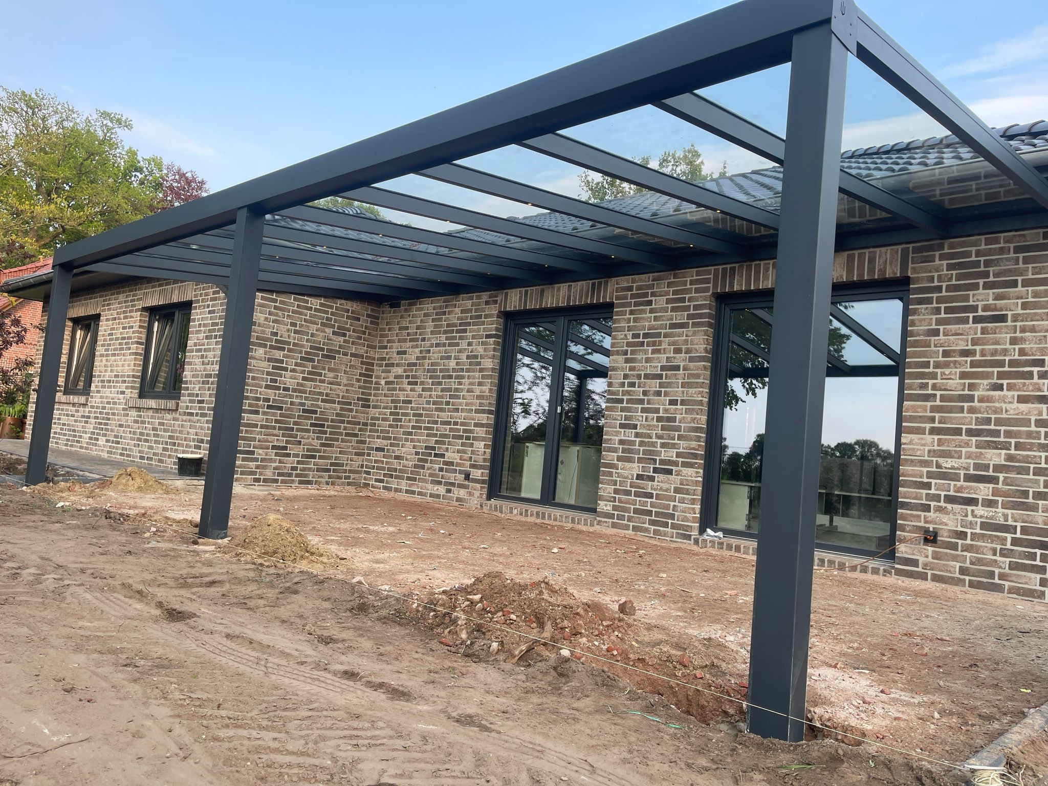 Carport mit klaren Säulen – Carport in Cloppenburg (2025) | Referenz Nickel-Terrassen