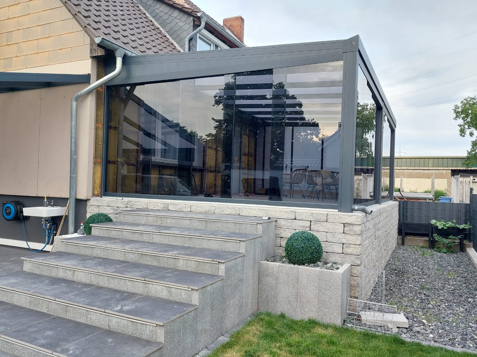Terrassendach mit Aufgang am Klinker – Terrassenüberdachung in Cappeln (2023) | Referenz Nickel-Terrassen