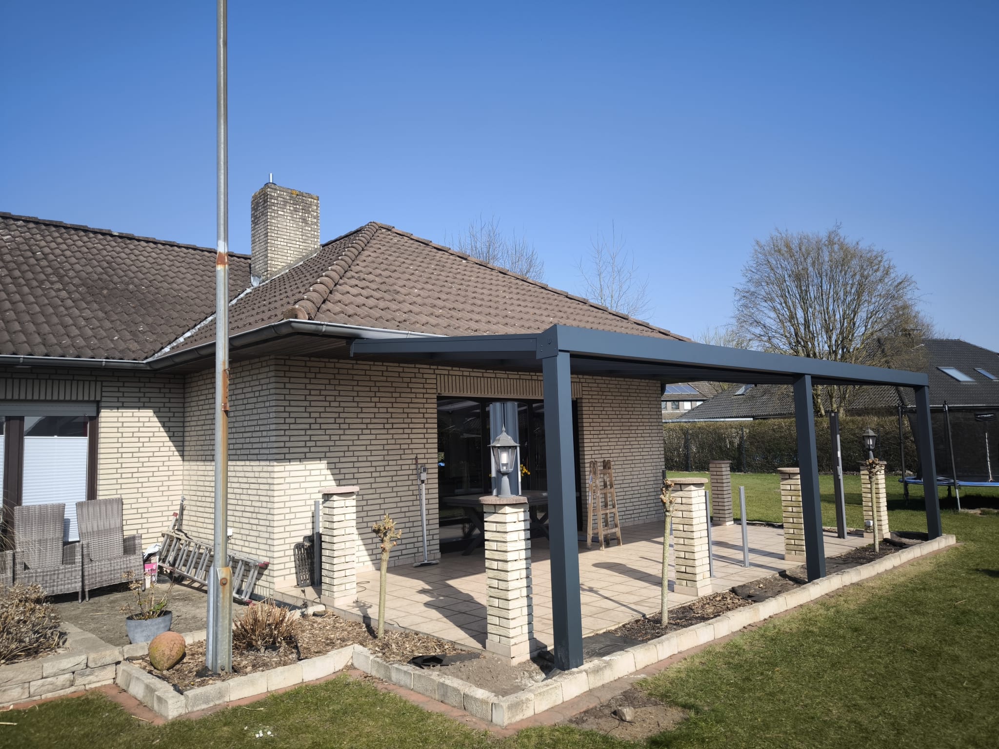 Anbau-Überdachung am Klinker – Terrassenüberdachung in Vechta (2024) | Referenz Nickel-Terrassen