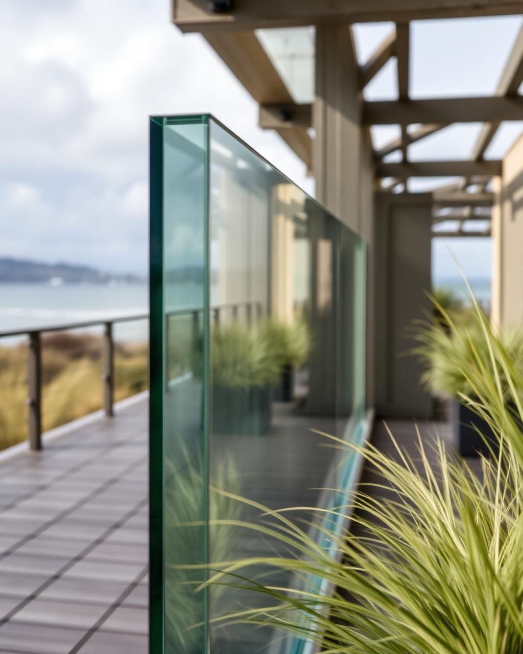 Detailansicht einer Aluminium-Terrassenüberdachung mit Glasdach in Saterland